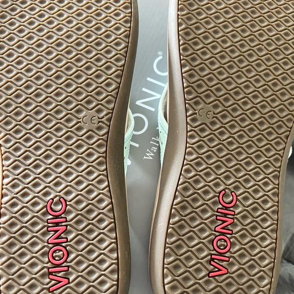 Size 10 VIONIC flip flops Seafoam - Picture 6 of 6